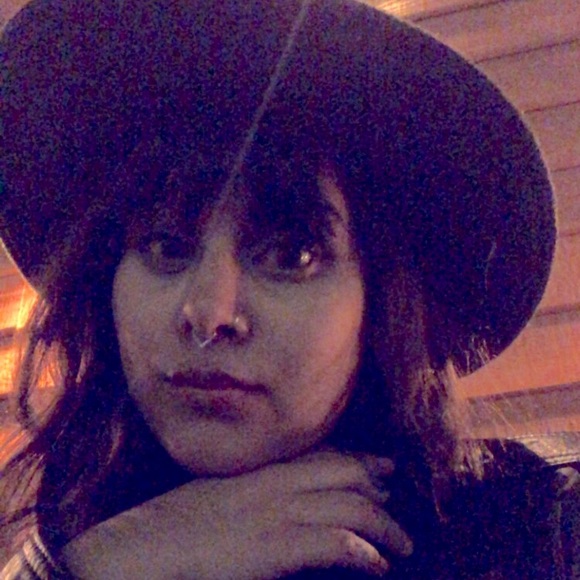 Meet your Posher, Roxy - Picture 1 of 1